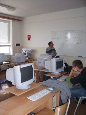 učebne školy a odborné učebne vybavené príslušnou technikou