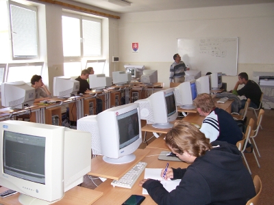 učebne školy a odborné učebne vybavené príslušnou technikou