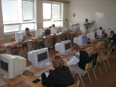 učebne školy a odborné učebne vybavené príslušnou technikou